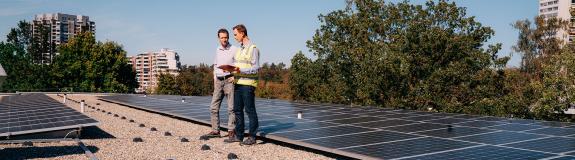 Zwei Männer auf einer PV-Anlage