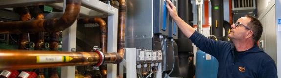 Ein Mann bei einer Heizung