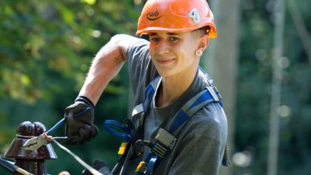 Netzelektriker und Netzelektrikerin